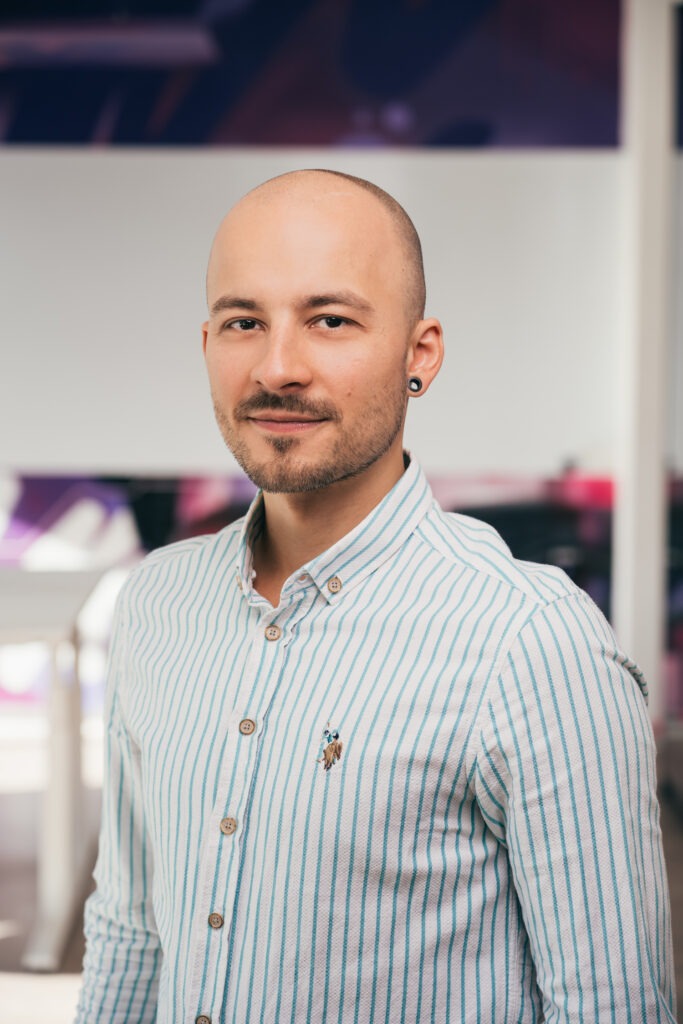 Aleksander Althamer Profilbild mit Hemd